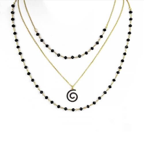 Κολιέ με τριπλή αλυσίδα και μαύρες πέτρες.
