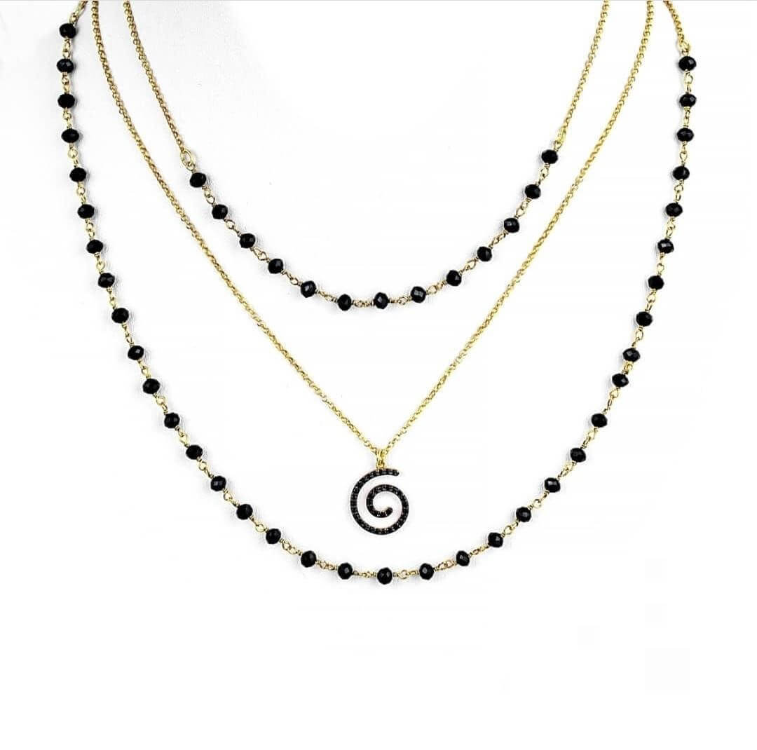 Κολιέ με τριπλή αλυσίδα και μαύρες πέτρες.
